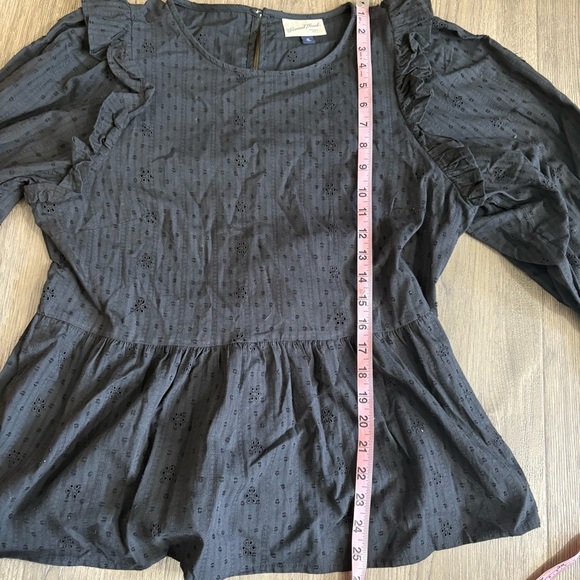 Universal Thread Gray Eyelet Ruffle Blouse Long Sleeve Sz M Boho Peasant Cotton - Picture 7 of 9